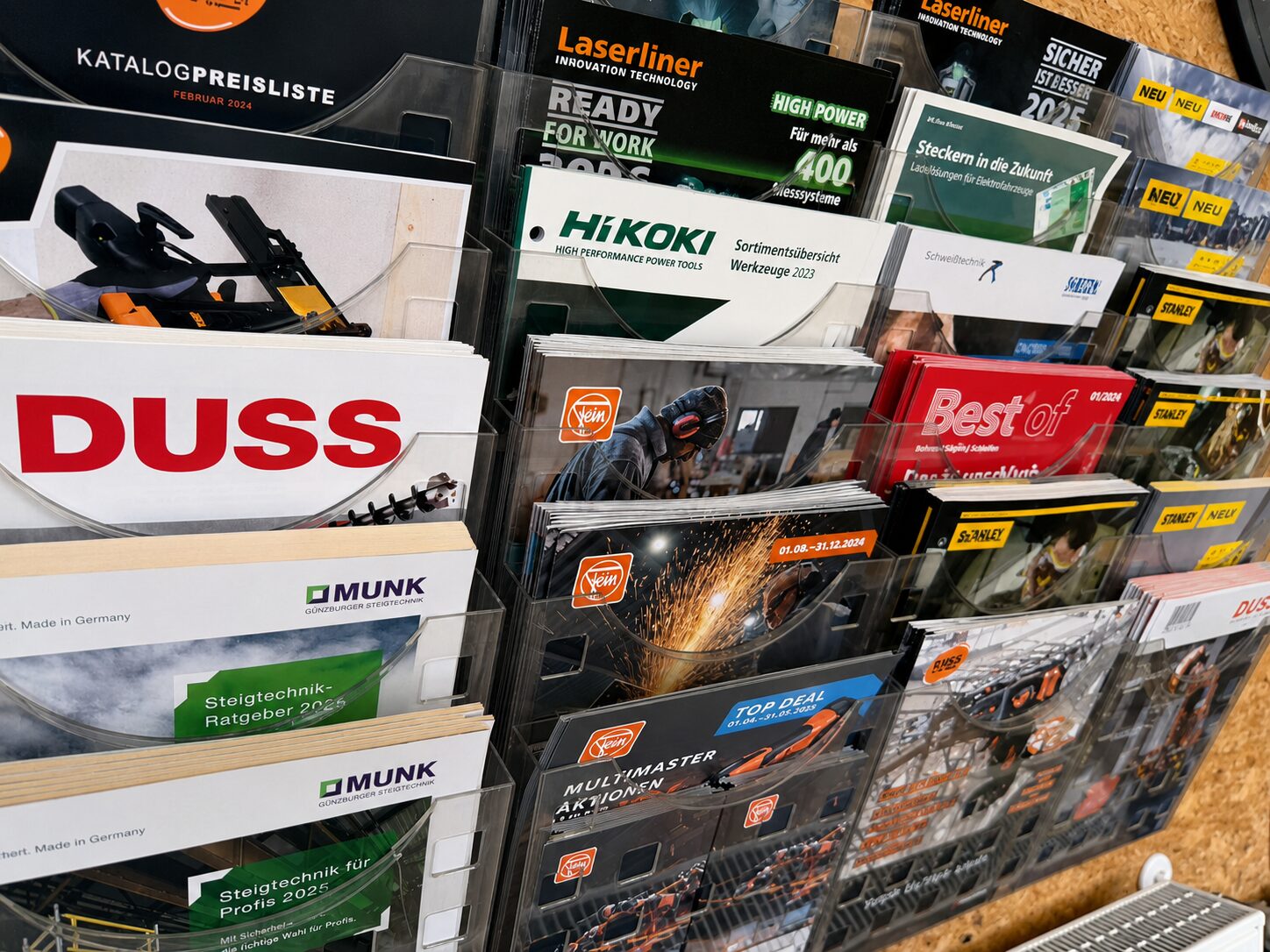 Katalogständer mit Herstellerprospekten im Fachgeschäft