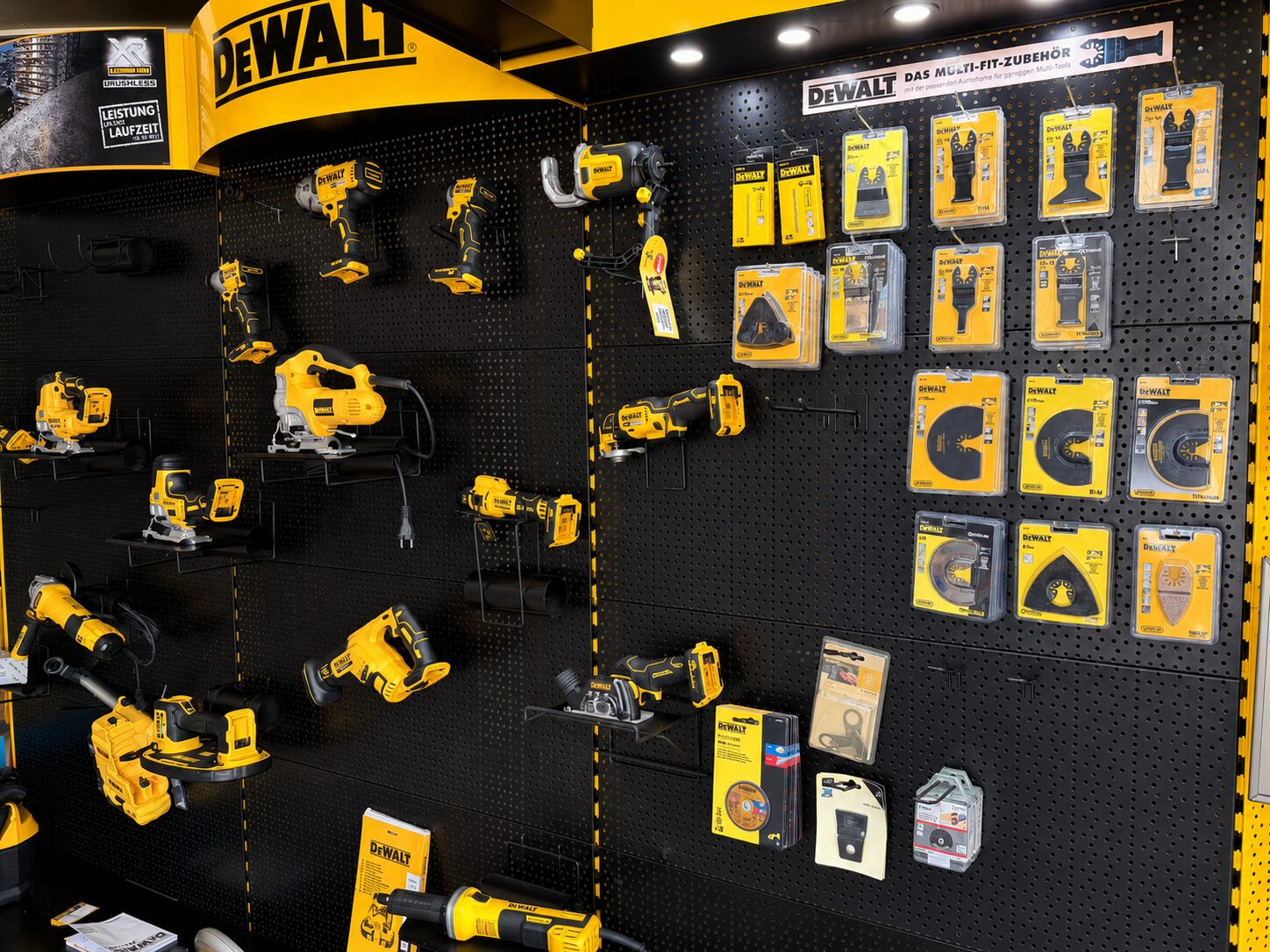 Wand mit Akkugeräten von DeWalt im Fachgeschäft