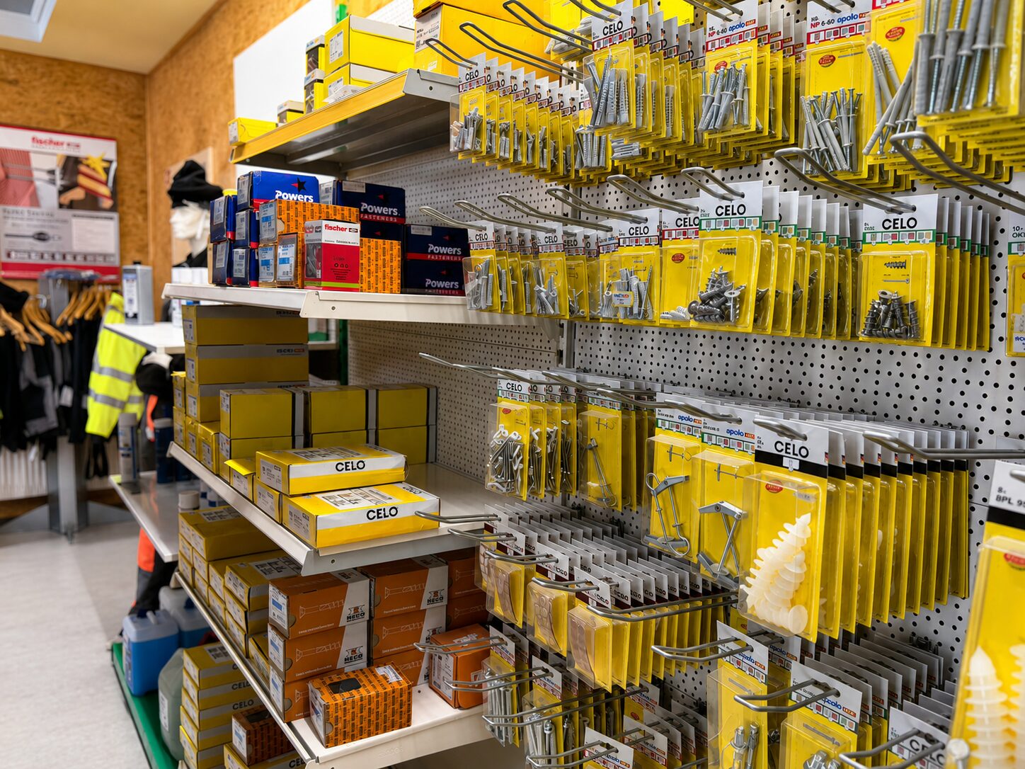 Verkaufsraum mit Regalen für Befestigungstechnik und Zubehör